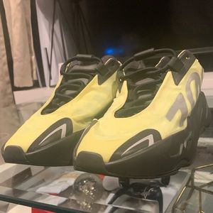 Yeezy boost 700 MNVN ‘resin’ Reflective no tie bungee lace